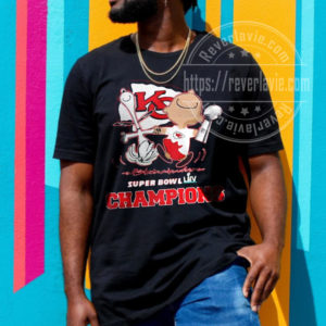 Snoopy And Charlie Brown Kansas City Chiefs Trophy Super Bowl Champions T-Shirt