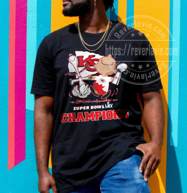 Snoopy And Charlie Brown Kansas City Chiefs Trophy Super Bowl Champions T-Shirt