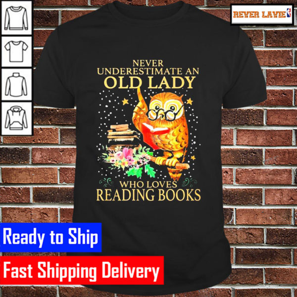 Never underestimate an old lady who loves reading books Classic T-Shirt