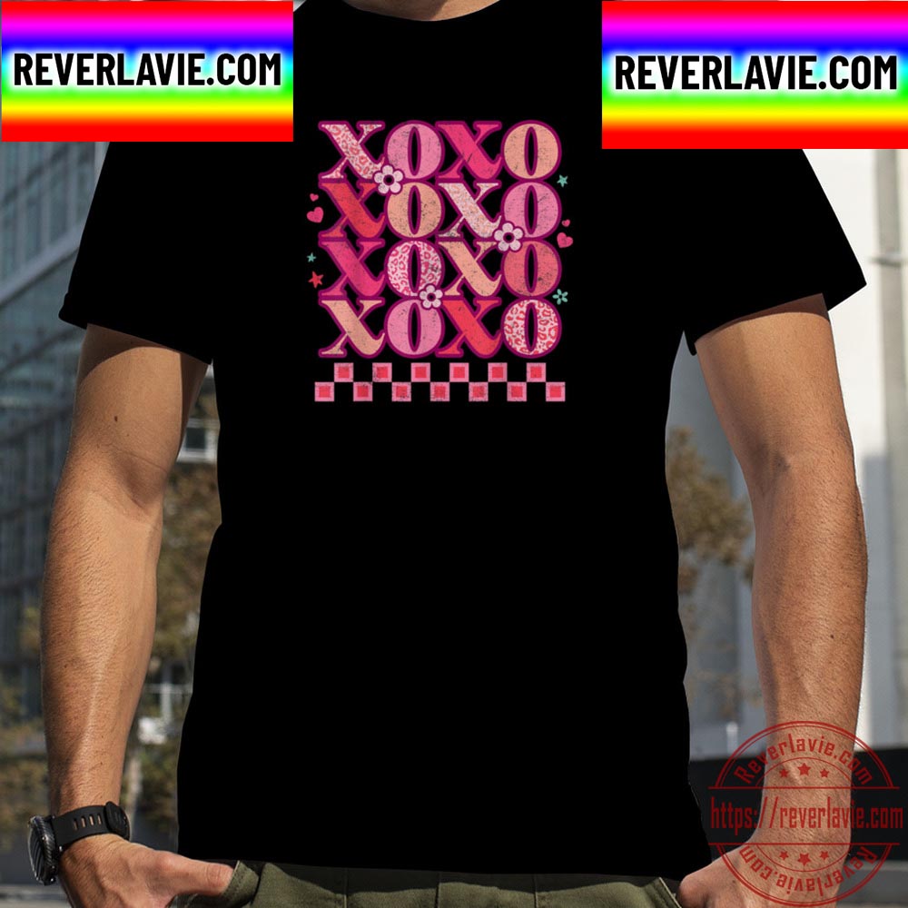 Hugs And Kisses Happy Valentines Day XOXO Retro Leopard Unisex T-Shirt Hugs And Kisses Happy Valentines Day XOXO Retro Leopard Unisex T-Shirt