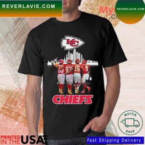 Kansas City Chiefs Skyline Isiah Pacheco Travis Kelce Patrick Mahomes Ii And Juju Smith-schuster Signatures 2023 T-Shirt