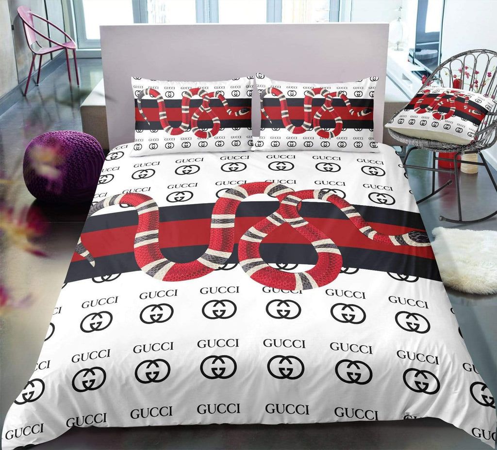 Gucci Snake With Vintage Web In White Pattern Background Bedding Set Queen Gucci Snake With Vintage Web In White Pattern Background Bedding Set Queen
