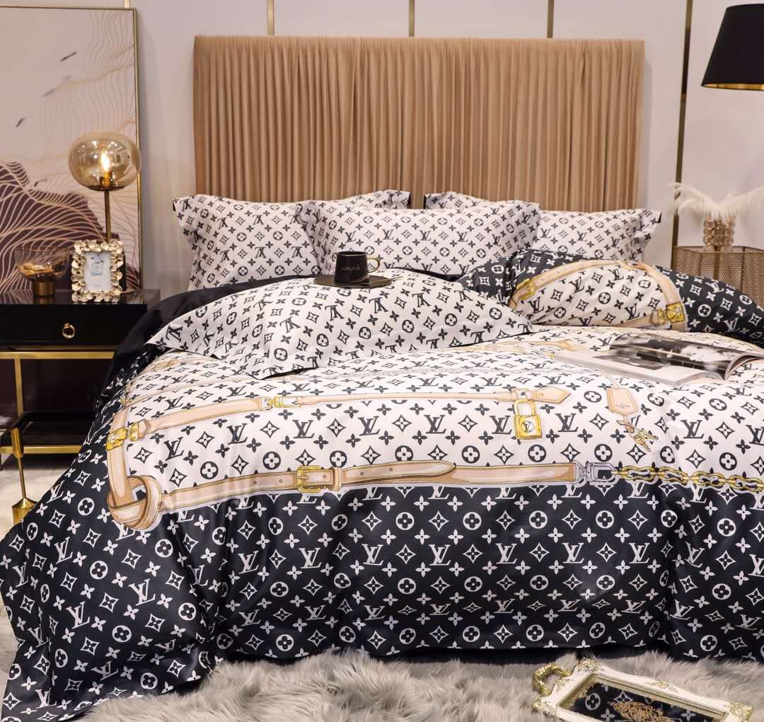 Louis Vuitton Black and White Monogram Comforter Bedding Set Louis Vuitton Black and White Monogram Comforter Bedding Set